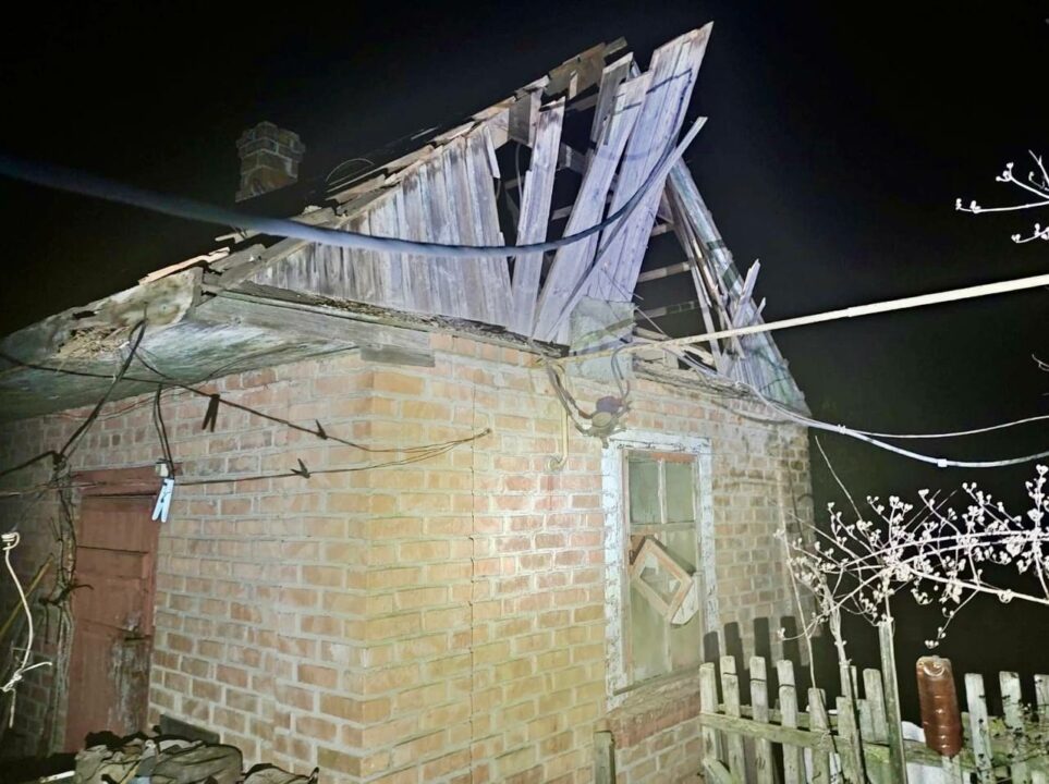 Російські окупанти вночі випустили по трьох громадах Нікопольщини понад 40 снарядів - рис. 1
