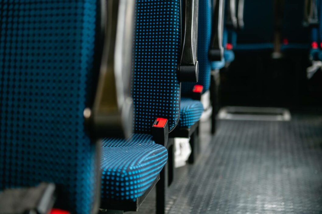 Громадам Дніпропетровщини передали 6 нових шкільних автобусів