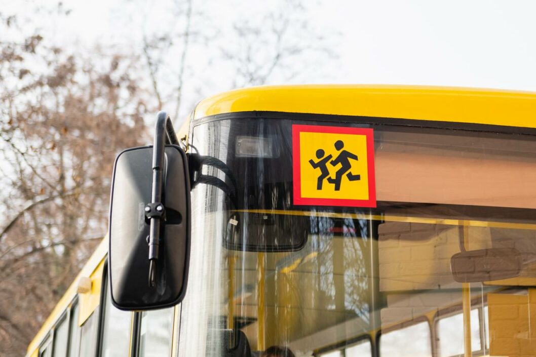Громадам Дніпропетровщини передали 6 нових шкільних автобусів
