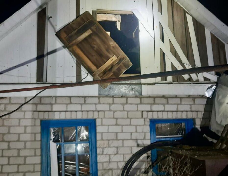 Російські окупанти вночі обстрілювали дві громади Нікопольщини: пошкоджена цивільна інфраструктура