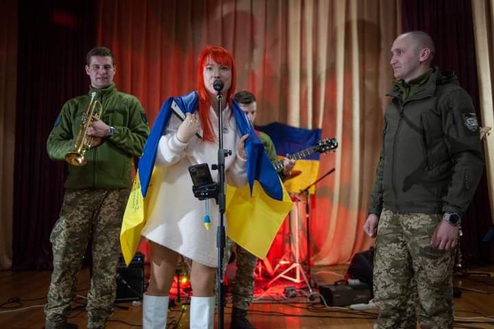 Украинская певица Tarabarova посетила Днепровскую бригаду ВСУ с концертом