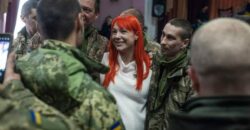 Українська співачка Tarabarova завітала до Дніпровської бригади ЗСУ із концертом - рис. 7