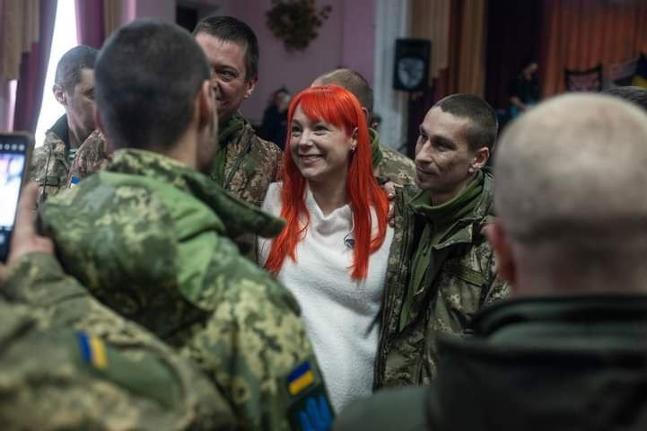 Українська співачка Tarabarova завітала до Дніпровської бригади ЗСУ із концертом