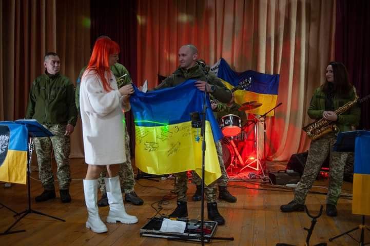 Украинская певица Tarabarova посетила Днепровскую бригаду ВСУ с концертом