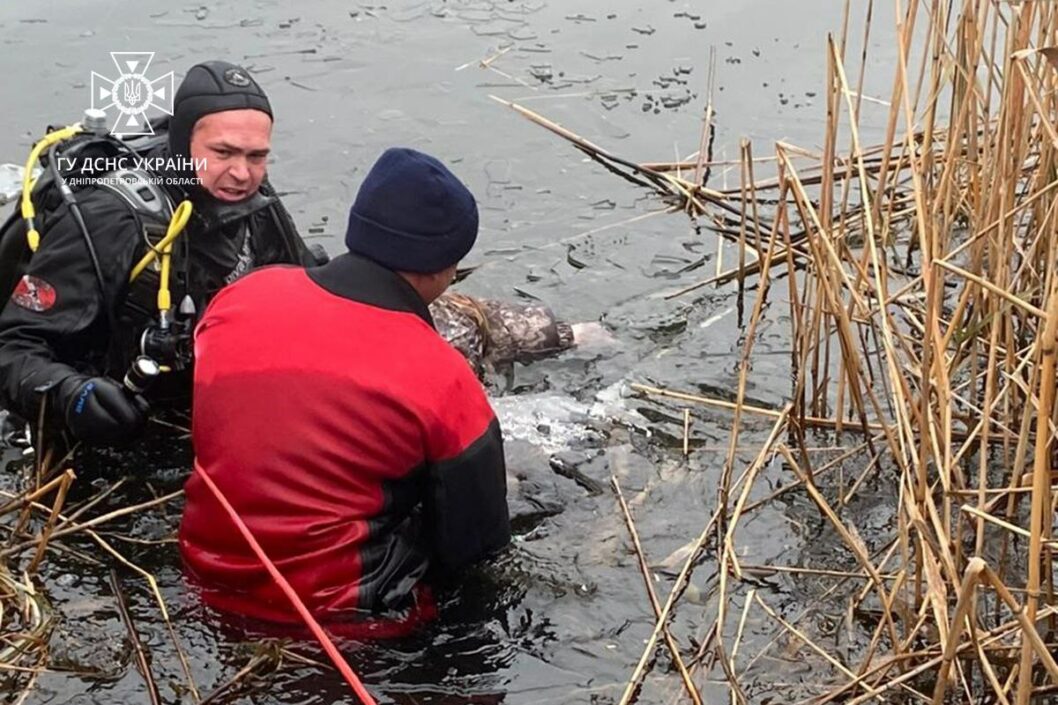 На Дніпропетровщині рятувальники вилучили з водойми тіло рибалки - рис. 2