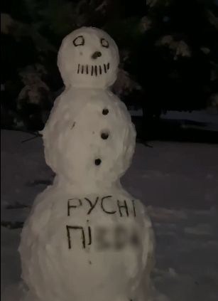 В поддержку ВСУ: в Днепре появились первые снеговики (Фото) - рис. 2