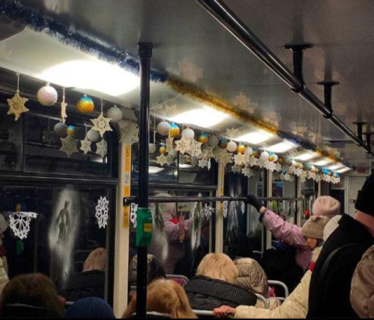 В Днепре трамвай №1 украсили к новогодним праздникам