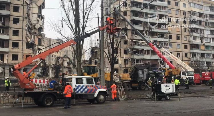 У Дніпрі відновлюють об'єкти транспортної інфраструктури, пошкоджені внаслідок ракетного удару - рис. 1