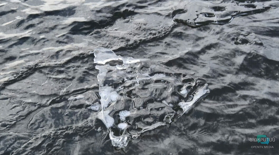 Водохреще у Дніпрі: як на Набережній містяни пірнали у воду (Фото)