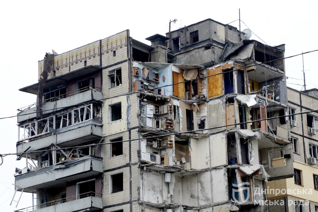 Мер Дніпра з рятувальниками, поліцейськими та військовими вшанував пам’ять загиблих у будинку на Перемозі - рис. 8