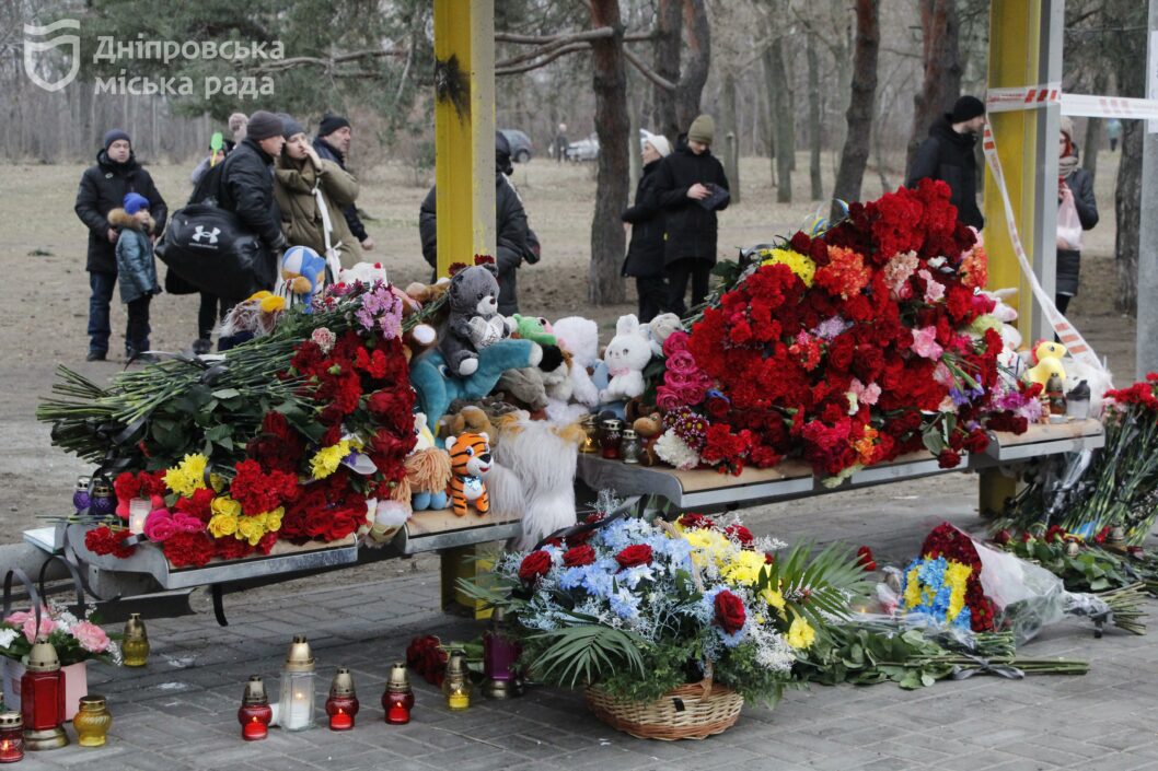 Мер Дніпра з рятувальниками, поліцейськими та військовими вшанував пам’ять загиблих у будинку на Перемозі