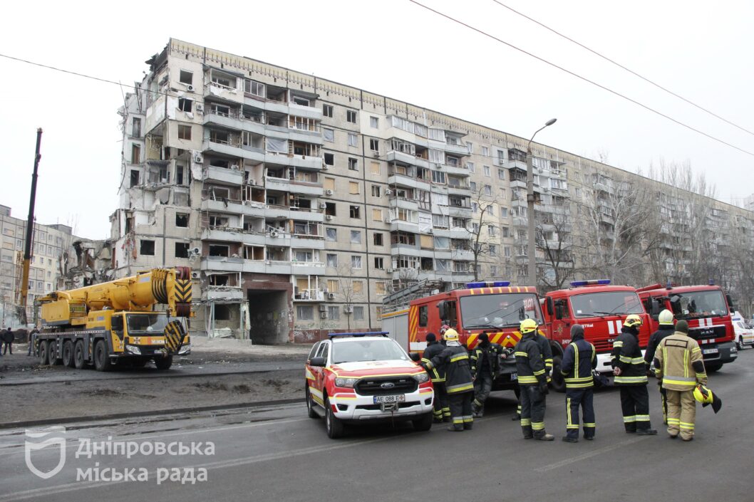 Мер Дніпра з рятувальниками, поліцейськими та військовими вшанував пам’ять загиблих у будинку на Перемозі - рис. 1