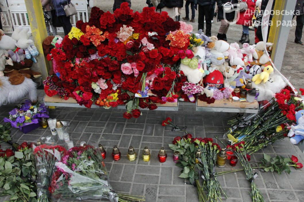 Мер Дніпра з рятувальниками, поліцейськими та військовими вшанував пам’ять загиблих у будинку на Перемозі - рис. 2