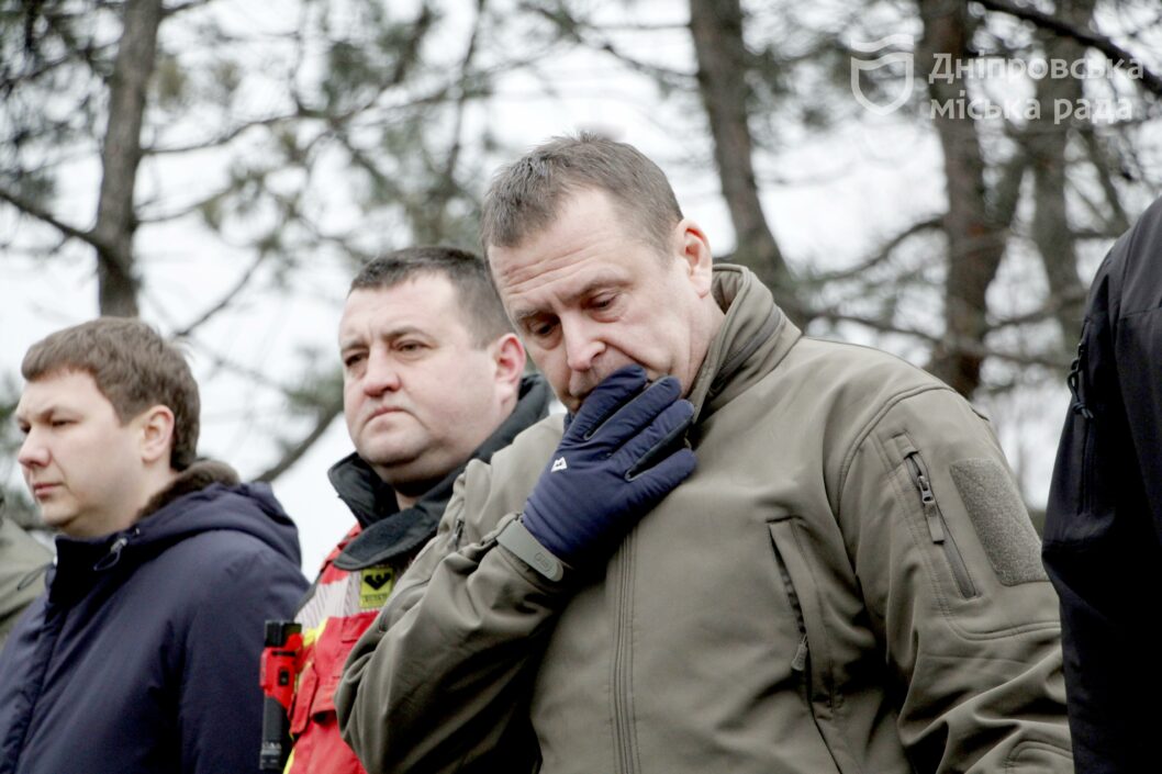 Мер Дніпра з рятувальниками, поліцейськими та військовими вшанував пам’ять загиблих у будинку на Перемозі - рис. 4