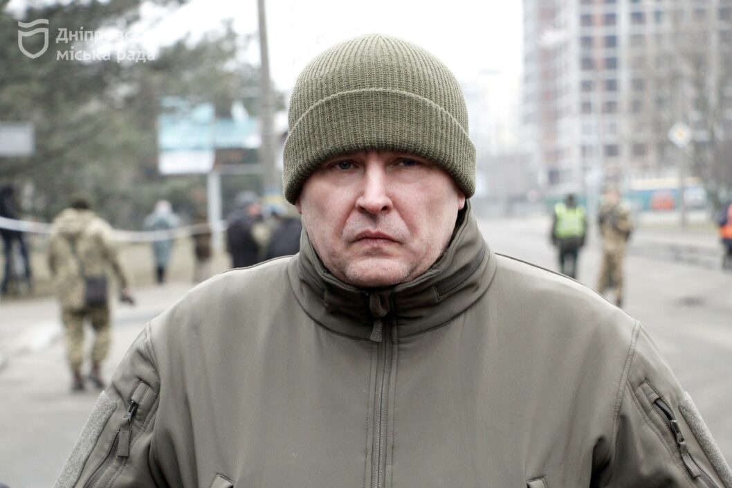 Мер Дніпра з рятувальниками, поліцейськими та військовими вшанував пам’ять загиблих у будинку на Перемозі - рис. 9