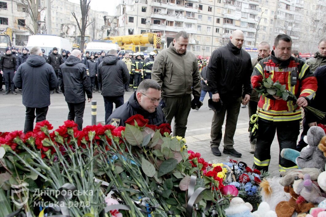Мер Дніпра з рятувальниками, поліцейськими та військовими вшанував пам’ять загиблих у будинку на Перемозі - рис. 3
