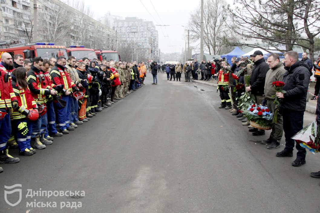 Мер Дніпра з рятувальниками, поліцейськими та військовими вшанував пам’ять загиблих у будинку на Перемозі - рис. 6