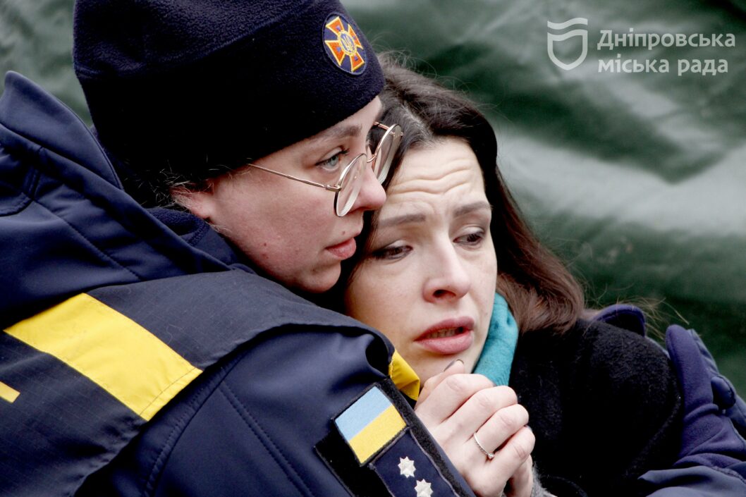 Мер Дніпра з рятувальниками, поліцейськими та військовими вшанував пам’ять загиблих у будинку на Перемозі - рис. 7