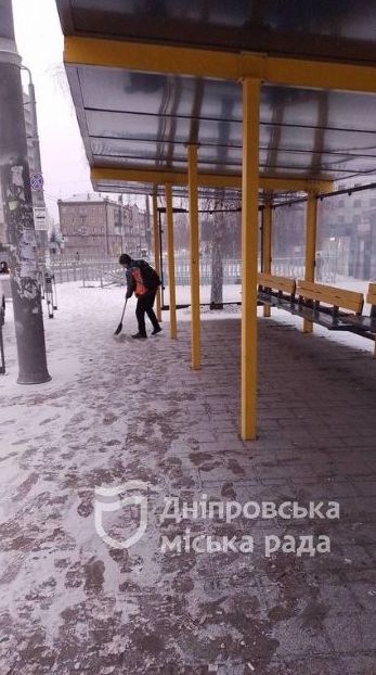 Комунальна техніка продовжує обробляти автошляхи та тротуари Дніпра від снігу
