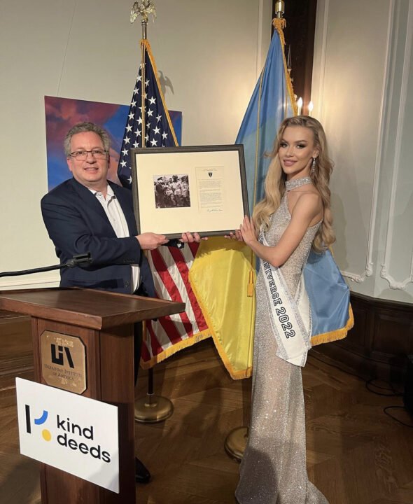 Участница конкурса «Мисс Вселенная» продала крылья от своего костюма, чтобы помочь украинским военным - рис. 4