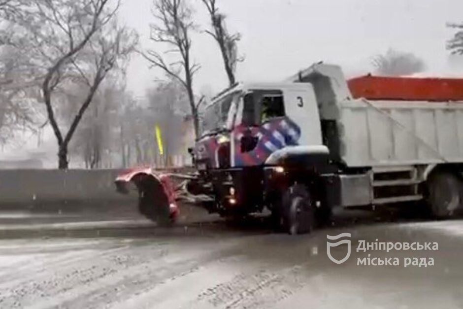Комунальна техніка продовжує обробляти автошляхи та тротуари Дніпра від снігу