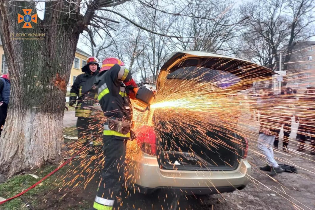 На Дніпропетровщині легкова автівка врізалася в дерево: водій у тяжкому стані, пасажир загинув