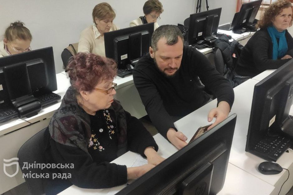 Дніпровські можновладці перевірили стан дитячих майданчиків, роботу Пункту незламності та Університету третього віку