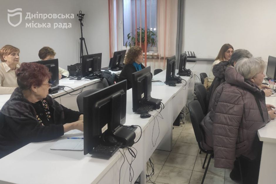 Дніпровські можновладці перевірили стан дитячих майданчиків, роботу Пункту незламності та Університету третього віку - рис. 9
