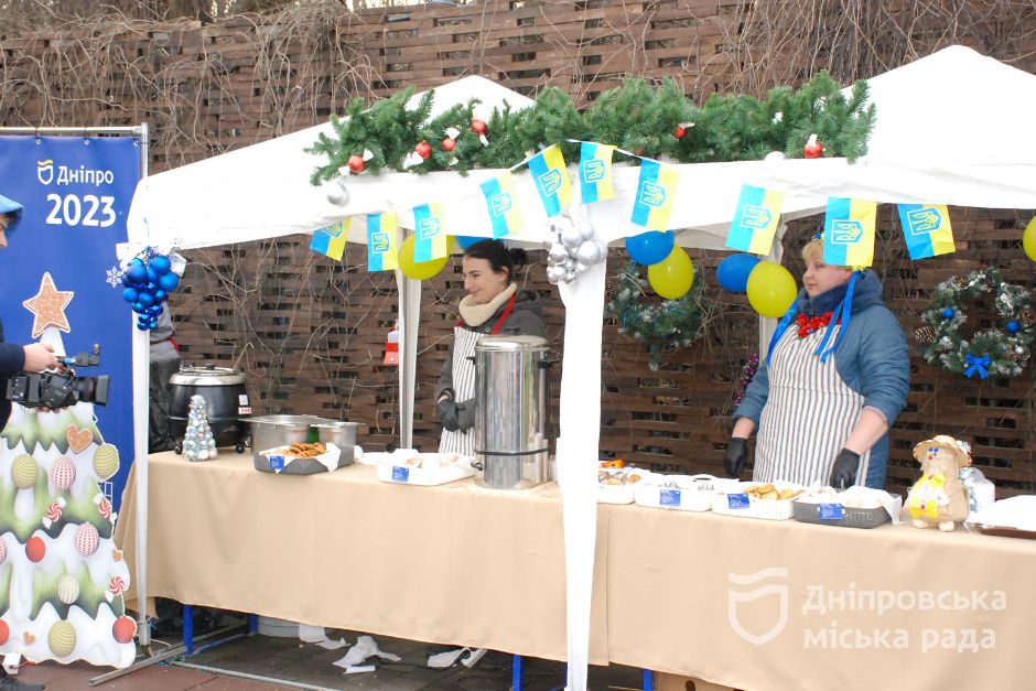 Різноманітні смаколики та святкові конкурси для дітей: у Дніпрі працюють різдвяні локації