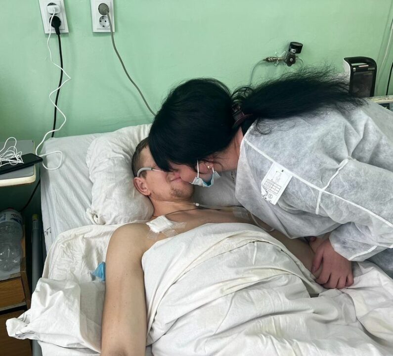 У дніпровській лікарні імені Мечникова врятували бійця ЗСУ, якому на війні відірвало ноги
