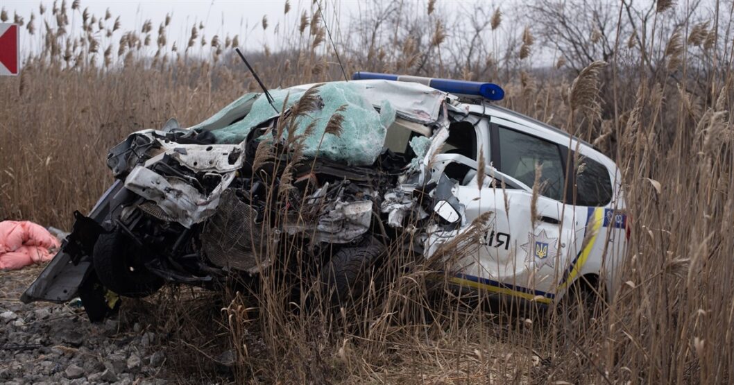 На Дніпропетровщині зіткнулися вантажівка та патрульна машина: загинув поліцейський (Відео)