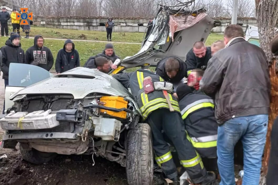 На Дніпропетровщині легкова автівка врізалася в дерево: водій у тяжкому стані, пасажир загинув