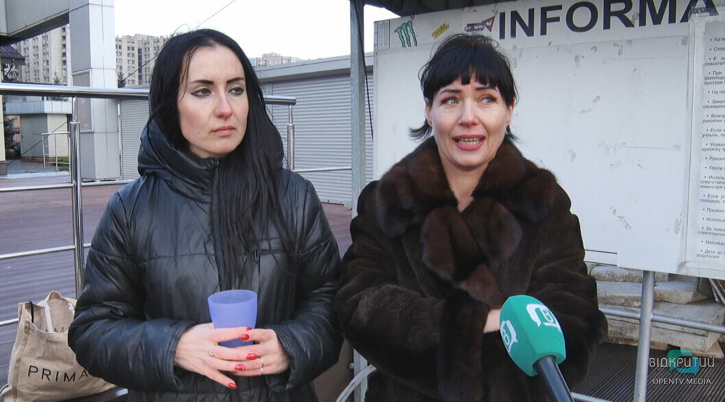 Водохреще у Дніпрі: як на Набережній містяни пірнали у воду (Фото)