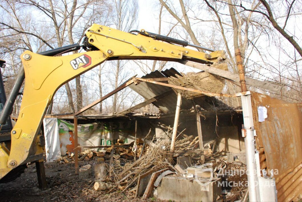 Не мали дозвільних документів: у Дніпрі демонтували незаконне місце паркування