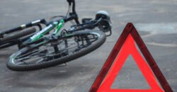 У Дніпрі на з’їзді з мосту збили велосипедиста: його госпіталізували з тяжкими травмами