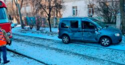 Припаркував авто біля трамвайної колії: у Дніпрі електротранспорт зіштовхнувся з легковиком