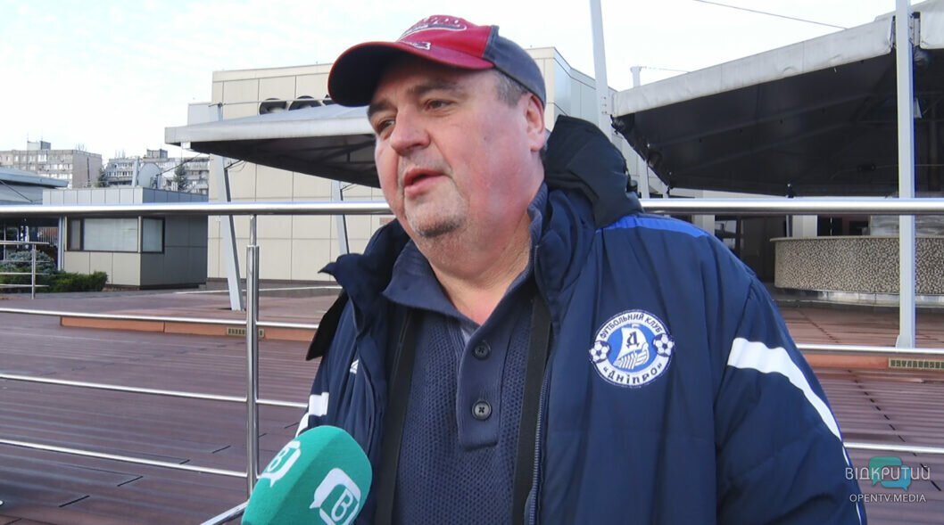 Водохреще у Дніпрі: як на Набережній містяни пірнали у воду (Фото)