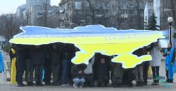 В Днепре прошел флэшмоб ко Дню Соборности Украины (Фото) - рис. 9