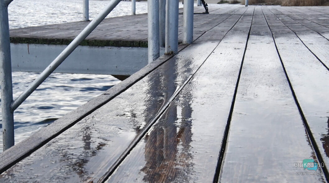 Водохреще у Дніпрі: як на Набережній містяни пірнали у воду (Фото)