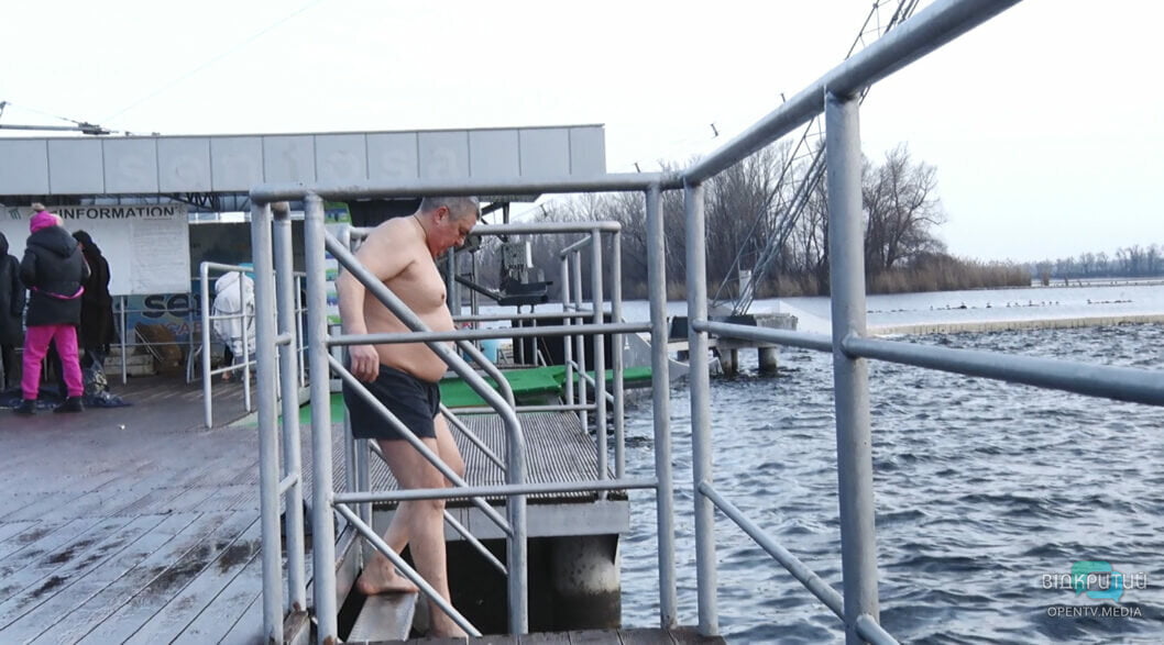 Водохреще у Дніпрі: як на Набережній містяни пірнали у воду (Фото)