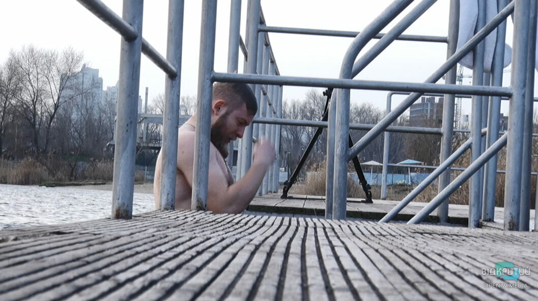 Водохреще у Дніпрі: як на Набережній містяни пірнали у воду (Фото)