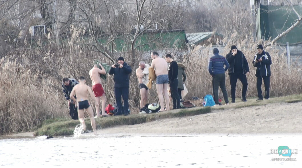 Водохреще у Дніпрі: як на Набережній містяни пірнали у воду (Фото)