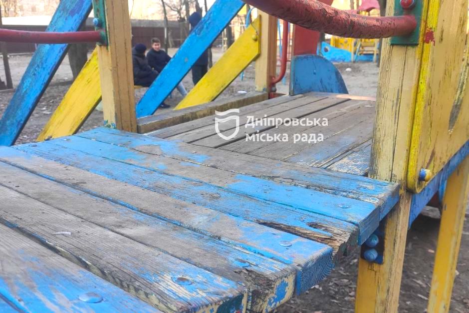 Днепровские власти проверили состояние детских площадок, работу Пункта незламності и Университета третьего возраста - рис. 2