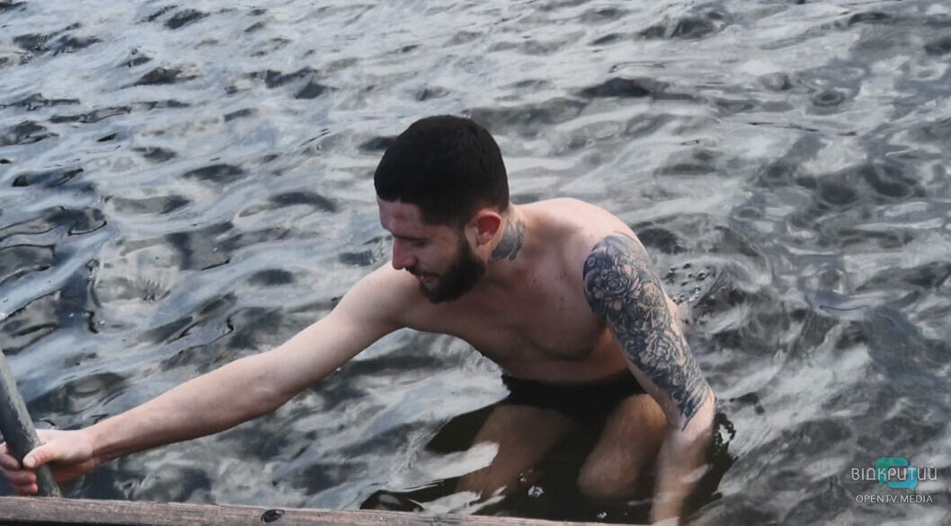 Водохреще у Дніпрі: як на Набережній містяни пірнали у воду (Фото) - рис. 2