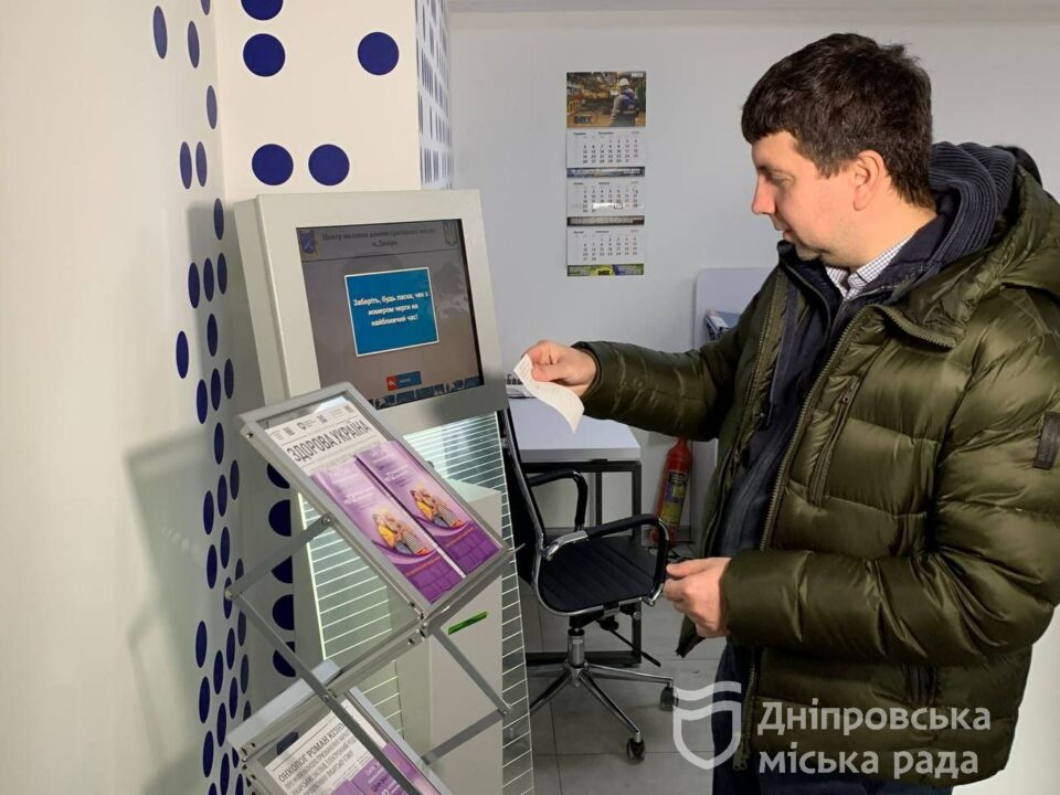 Днепровские чиновники проверили ЦНАП и посетили Пункт незламності - рис. 4