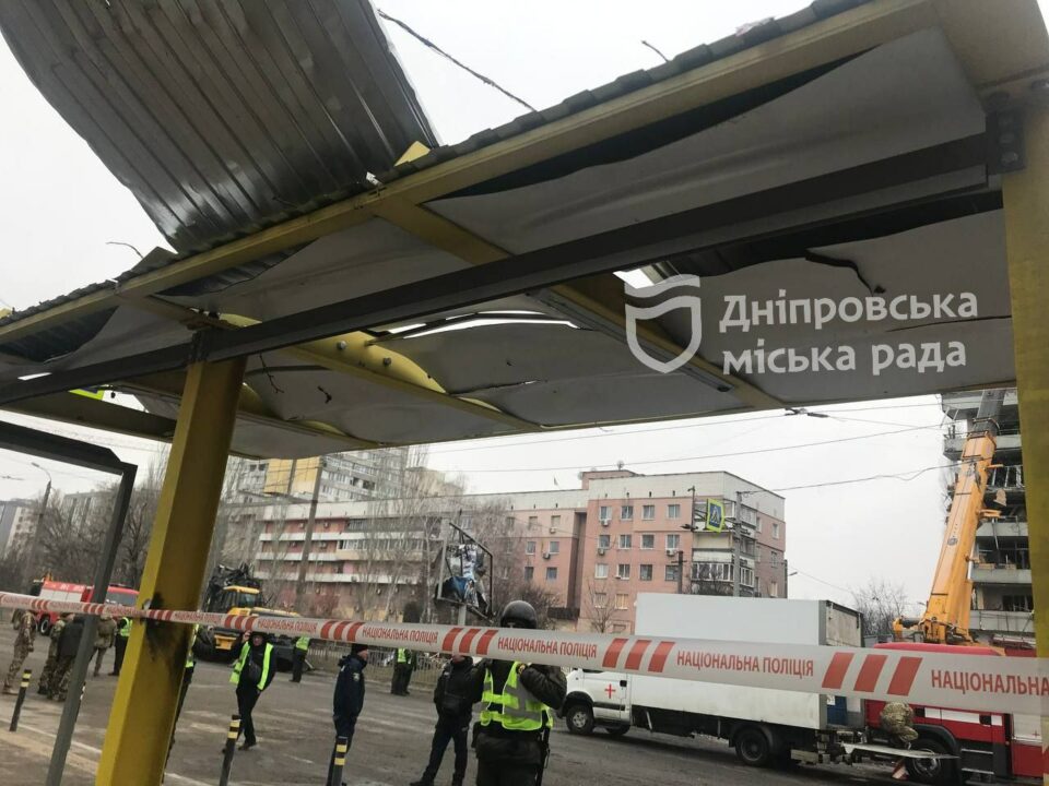 У Дніпрі відновлюють об'єкти транспортної інфраструктури, пошкоджені внаслідок ракетного удару - рис. 2
