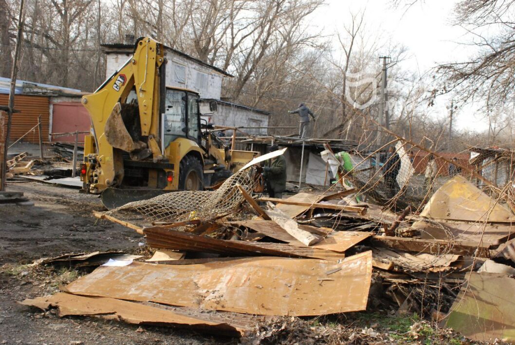 Не мали дозвільних документів: у Дніпрі демонтували незаконне місце паркування