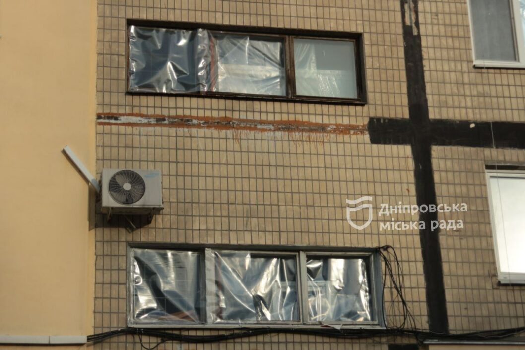 Установили уже более 50 стеклопакетов: как в Днепре восстанавливают разрушенный дом на ж/м Победа - рис. 3