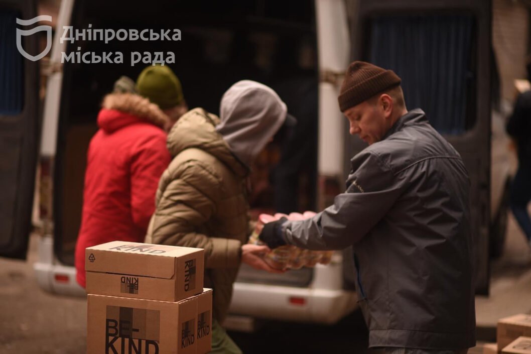 Продукти і хімічні грілки: Дніпро передав чергову партію гуманітарної допомоги - рис. 1