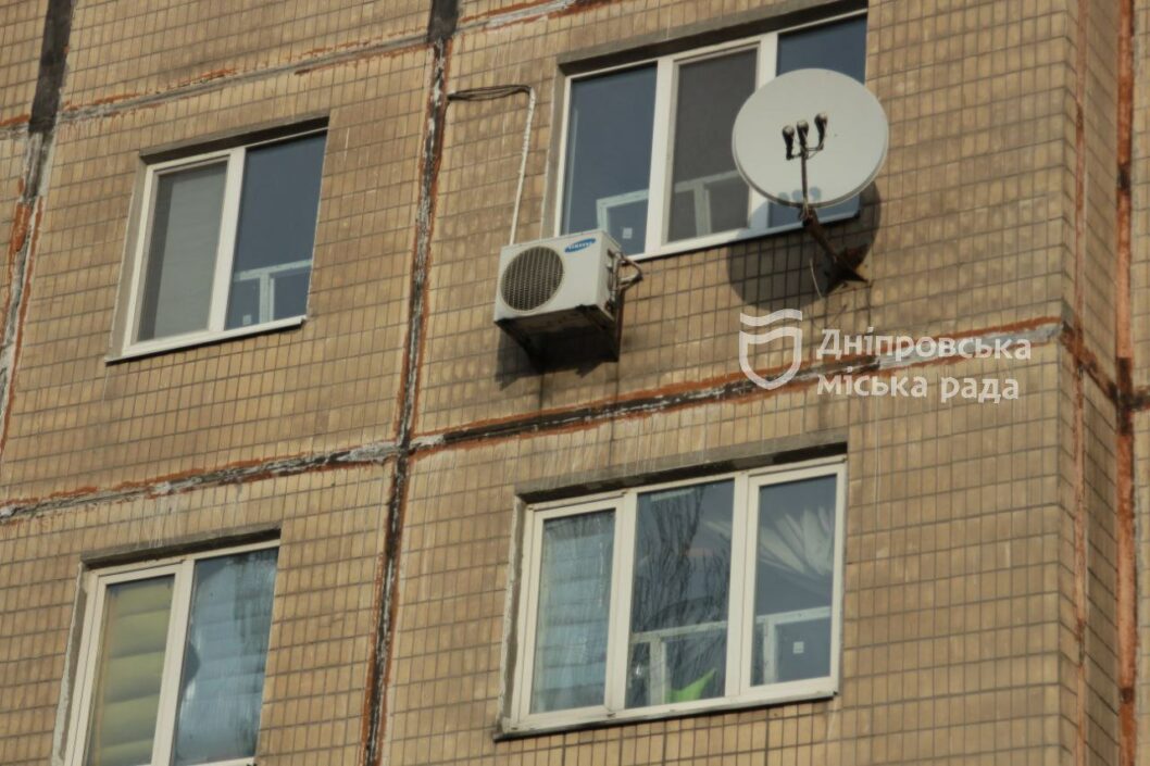 Установили уже более 50 стеклопакетов: как в Днепре восстанавливают разрушенный дом на ж/м Победа - рис. 7